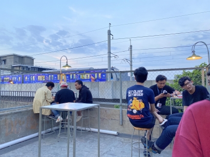 Tokonoma: Menikmati Kopi dengan Pemandangan MRT
