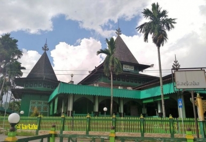 Shalat di Masjid Kayu Tertua di Kota Banjarmasin Ini Bikin Adem Lahir-Batin!