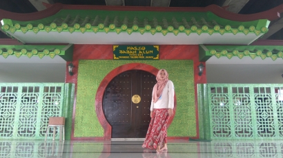 Babah Alun, Semilir Kesejukan Masjid Favorit di Kolong Jalan Tol