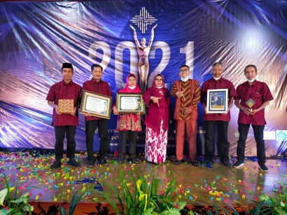 Kado Istimewa Hardiknas untuk Kepala SMAN 7 Cirebon (Raih Penghargaan 7 Sky Media 2021)