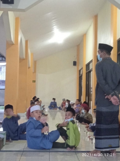 Lima Tips Mengajarkan Anak Beribadah di Bulan Ramadan