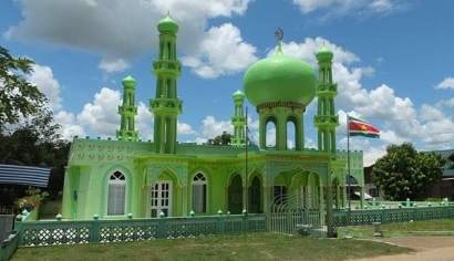 Di Suriname Ada 2 Kiblat Masjid, Barat dan Timur, Mengapa?