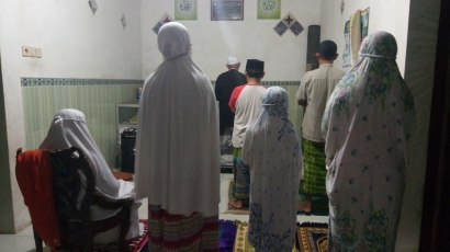 Kiprah Ayah dari 3 Generasi, Mengajarkan Anak Beribadah di Bulan Ramadhan