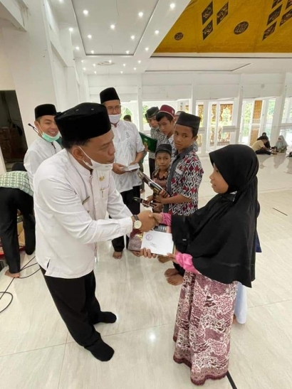 Lewat Ramadan Berkah, Baznas Padang Pariaman Bagikan Zakat