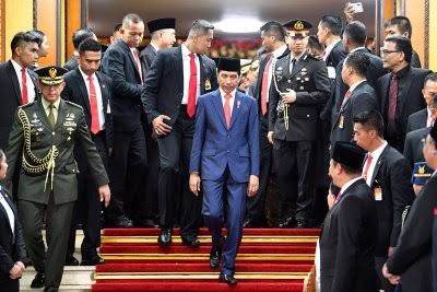 Potret Pemerintahan Jokowi dalam Bidikan Lensa Lembaga Survei dan Media Sosial