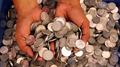 100 Keping Koin MangPe, Salam Tempel dalam Balutan Dompet Plastik Toko Emas
