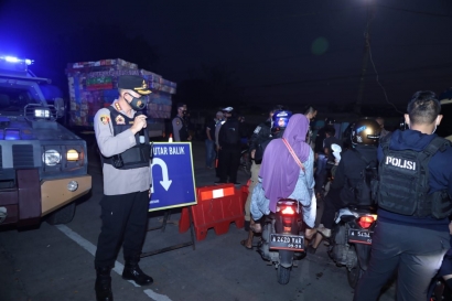 Polresta Tangerang bersama Polres Serang Kabupaten Putar Balikkan Puluhan Ribu Kendaraan di Pos Penyekatan