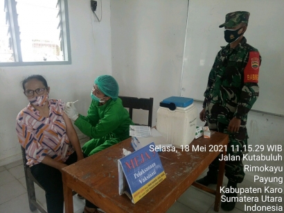Babinsa Koramil 05/Payung Dampingi Vaksinasi Covid-19 Guru di Tiganderket