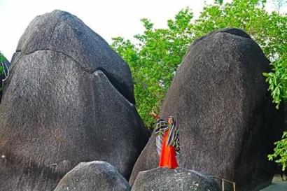 Batu Unik Raksasa di Pantai Tanjung Tinggi Belitung