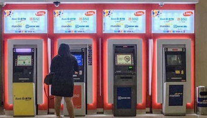 Tarik Tunai di ATM Kena Biaya, Bank Sudah Kepayahan atau Serakah?