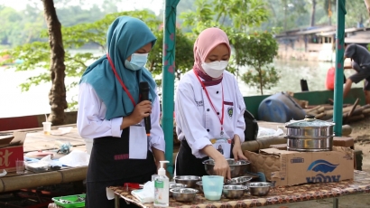 Cooking Show Mahasiswa Tata Boga Universitas Negeri Malang di Situ Rawa Cipondoh