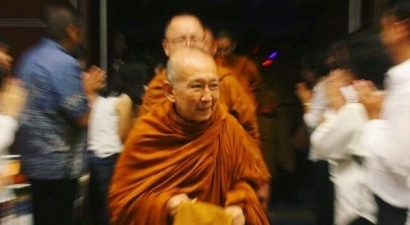 Mengapa Umat Buddha Namaskara (Bersujud) di Hadapan Bhikkhu yang Juga Manusia?