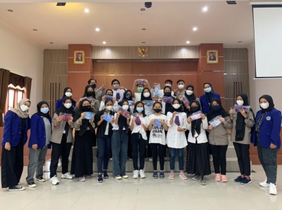 Sosialisasi dan Praktik Membuat Masker Tie Dye Forum Anak Desa Mojorejo oleh Mahasiswa Univeristas Negeri Malang