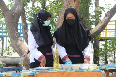 Cooking Show Mahasiswa Tata Boga di Pantai Kutang Kabupaten Lamongan