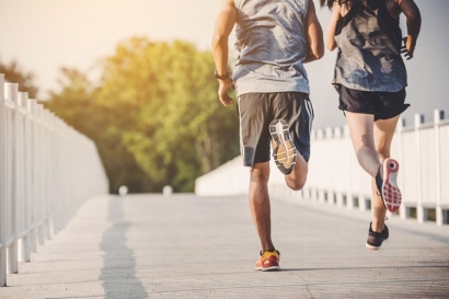 Membandingkan Lari di Jalan dan Lari di Trek Lari: Mana yang Lebih Baik?