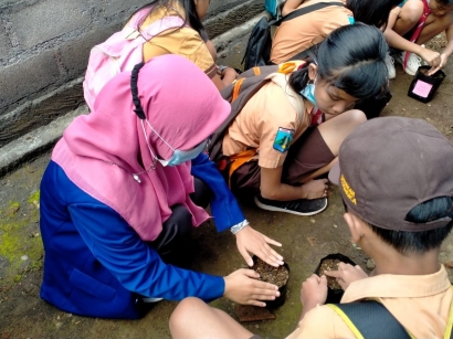 Kegiatan Menanam Bersama Siswa Kelas V SD Negeri 3 Sidorenggo Sebagai Kampanye Kedaulatan Pangan Indonesia Menuju Lumbung Pangan Dunia 2045