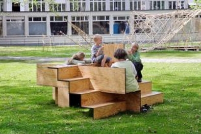 Terjebak Imajinasi Masa Lampau Ketika Duduk di Bangku Taman Sekolah