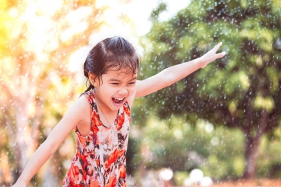 5 Tips supaya Anak Tidak Sakit setelah Bermain Hujan