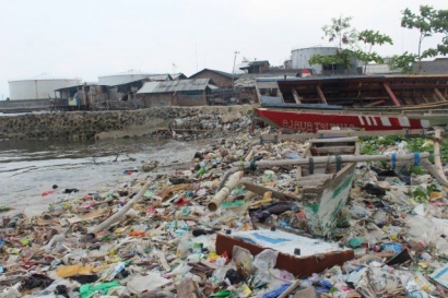 Pemandangan Sampah yang Menghilangkan Pesona Pantai Sendang Biru