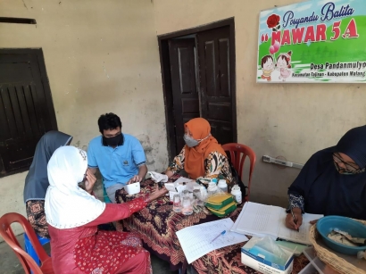 Peduli Kesehatan Masyarakat, KKN UM Bantu Kegiatan Posyandu di Desa Pandanmulyo
