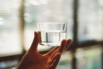 Manfaat Minum Air Putih Hangat Setelah Bangun Tidur Pagi Hari