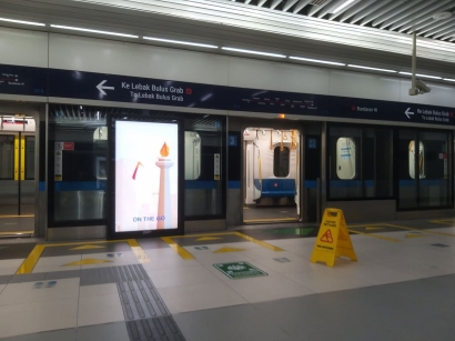 "Jalur Kuning" Menjadi "Jalur Abu-Abu" di Stasiun MRT, Tidak Malukah Kita?