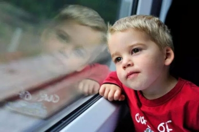 Ada 3 Cara Membawa Anak-anak di Kereta Tanpa Mengganggu Orang Lain