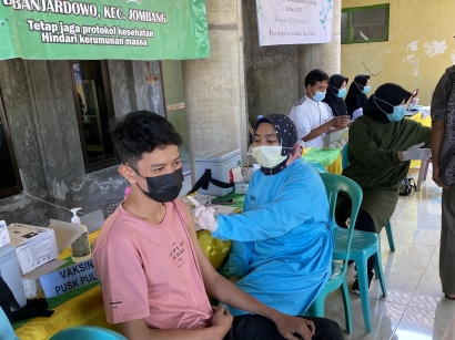Mahasiswa Universitas Muhammadiyah Malang Mendampingi Masyarakat Banjardowo Mengikuti Vaksinasi Covid-19