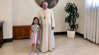 Gadis Cilik Korban Peluru Nyasar Mafia Bertemu Paus Fransiskus