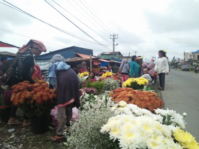 Menghidupi Makna Peribahasa dan 5 Ungkapan tentang Bunga di Tepi Jalan Desa Raya