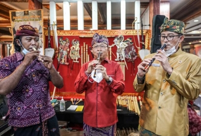 Sandi Mengajak Dunia Belajar pada Suling Bali, di PKB Ke-43