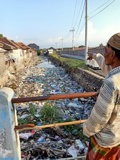 Akhirnya, Bantuan Tong Sampah Tiba Setelah Melihat Lebih Dekat Muara Sungai Yang Menjadi TPS Massal Warga