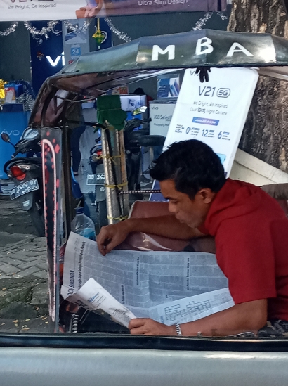 Keren, Isi Waktu Senggang Pengemudi Bentor Ini Pilih Membaca Koran