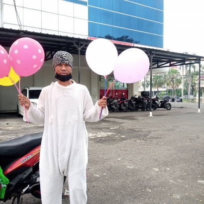 Kisah Sutiono, Si Badut Jalanan dan Penjual Balon