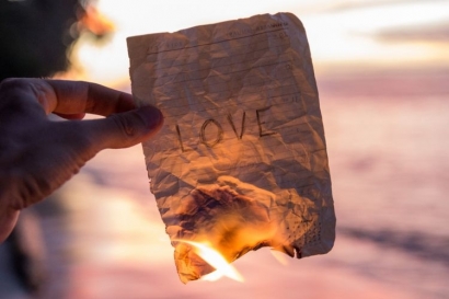 Mencintai Kehilangan: untuk Kamu yang Baru Saja Putus Cinta