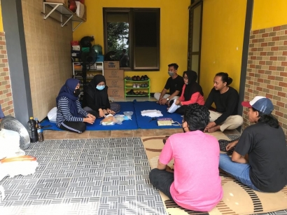 Latih Cara Mengolah Kulit Kambing, PMM Mitra Dosen UMM Desa Sumbersekar Beri Pelatihan Ecoprint