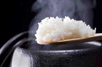 Cara Menanak Nasi dengan Periuk dan Manfaat Praktisnya