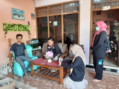 Mahasiswa PMM UMM Melakukan Pengembangan UMKM Melalui Marketplace di Desa Sanan