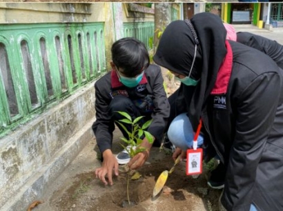 Dukung Penghijauan, Mahasiswa Universitas Muhammadiyah Malang Tanam Bibit Pohon di Banjardowo