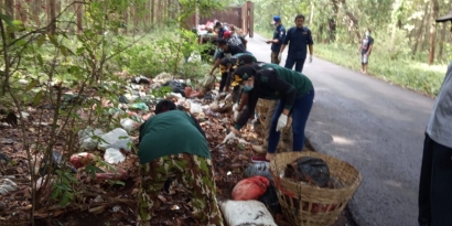 Bersama Peduli Lingkungan dengan Bersih-bersih Sampah di Hutan Desa Jerukwangi-Bondo Bangsri