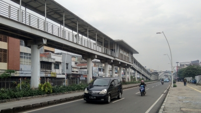 Kembali ke Jakarta, Kesunyian di Jatinegara