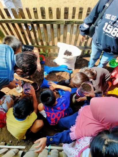 PMM UMM Lakukan Penanaman Kangkung dan Bayam Merah di Dusun Glongsor dalam Upaya Edukasi Cinta Lingkungan