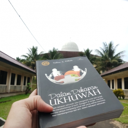 Review Buku "Dalam Dekapan Ukhuwah" Karya Ust Salim A Fillah