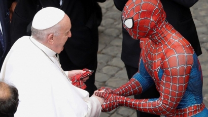 Paus dan Spiderman Bertemu di Vatikan, Ada Apa Gerangan?