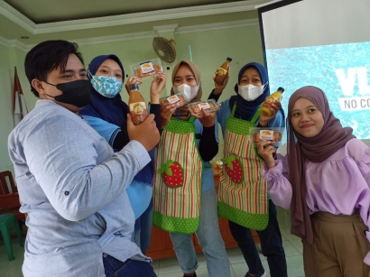 Cerita di Balik Pelatihan Pengolahan Toga oleh Mahasiswa KKN UM di Desa Juwet
