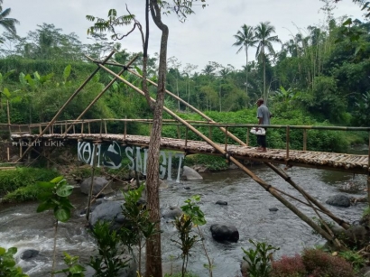 Pawon Badhuk Kopi Sangit Tempat Wisata Alami Pinggir Kali Amprong, Malang