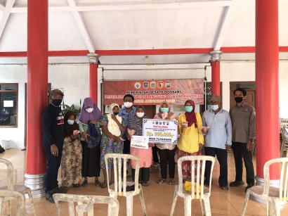 Mahasiswa KKN Universitas Negeri Malang Ikut Serta dalam Melakukan Penyaluran Bantuan Langsung Tunai (BLT) di Desa Tlogosari, Donomulyo