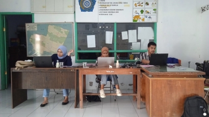 Tim KKN Pulang Kampung Turut Membantu Pelaksanaan Kegiatan Administrasi di Kantor Kelurahan