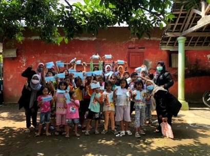 Mahasiswa PMM UMM Mengisi Liburan Sekolah Anak-anak Kelurahan Arjowinangun dengan Pembelajaran "Basic English"