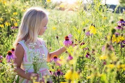 Gadis Kecil Bermain Bunga